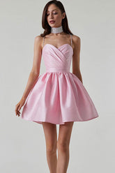 Robe patineuse courte en satin plissé à bretelles spaghetti et décolleté en cœur - Rose